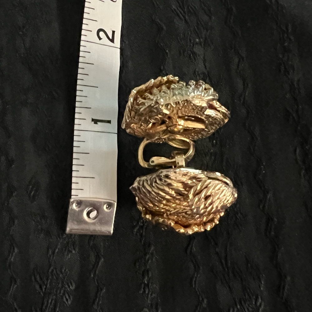 VINTAGE SIGNED CASTLECLIFF GOLD CLIP EARRINGS - Picture 7 of 7